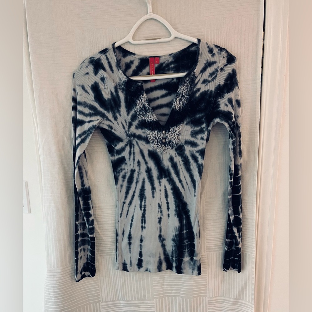 2/$20 - Charlotte Tarantola Black and WhiteTie-Dye Top / Sparkly Buttons - XS